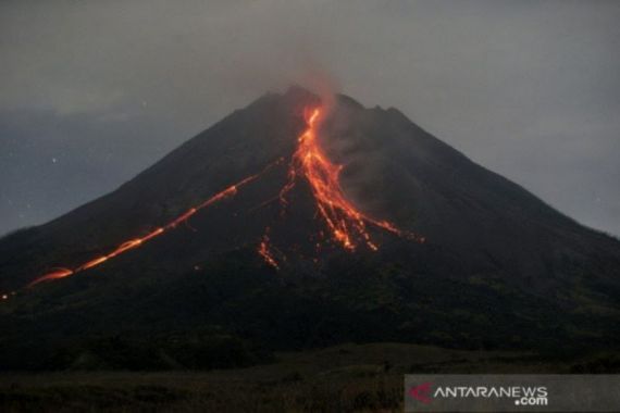 Guguran Lava Pijar Gunung Merapi Meluncur Sejauh 1.800 Meter, Begini Penampakannya - JPNN.COM