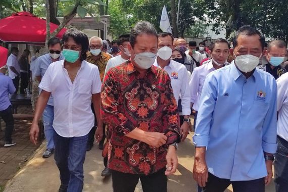 Menteri Trenggono Tebar 100 Ribu Benih Ikan di Desa Wisata Parung - JPNN.COM