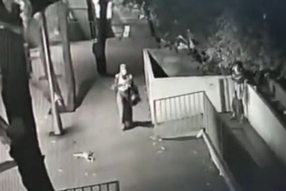 Aksi Pria Memamerkan Anunya kepada Perempuan Terekam CCTV, Lihat yang Terjadi - JPNN.COM
