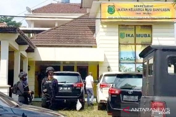 Penyidik KPK Beraksi di Palembang, Dikawal Brimob Bersenjata Laras Panjang - JPNN.COM