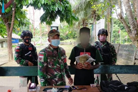 Pria Ini Diamankan Pasukan TNI, Tak Bisa Berkutik - JPNN.COM