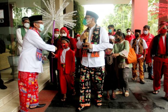 Saat Hasto dan Eriko Bergaya Betawi di Khitanan Massal PDIP, Lihat yang Terjadi - JPNN.COM