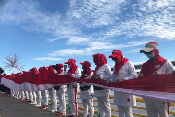 Bendera Merah Putih 100 Meter Dibentangkan di Water Front Sungai Kapuas - JPNN.COM