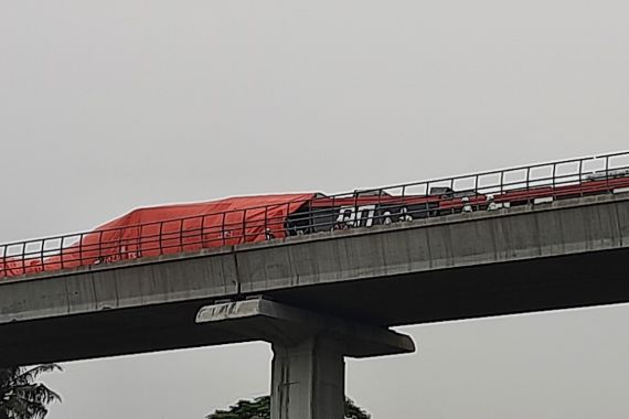 Dua Gerbong LRT Tabrakan di Jakarta Timur - JPNN.COM