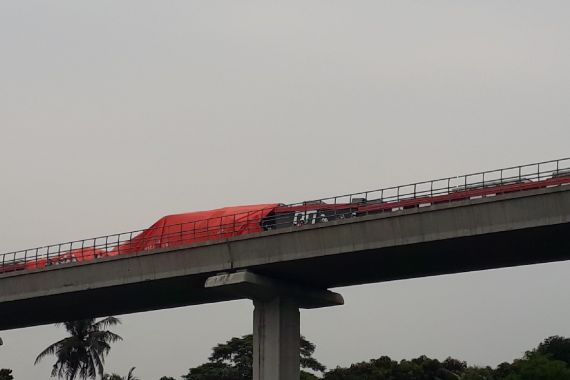 LRT Jabodebek Tabrakan di Jaktim, Masinis Dilarikan ke Rumah Sakit - JPNN.COM