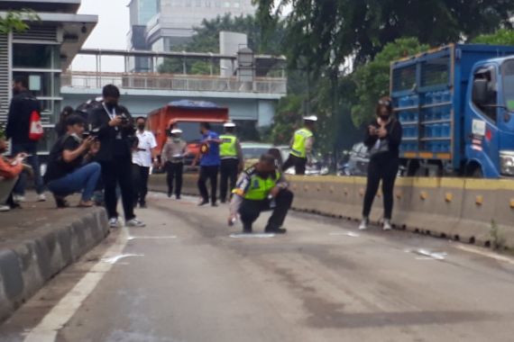 Polisi Olah TKP Kecelakaan 2 Bus Transjakarta, Lihat Fotonya - JPNN.COM