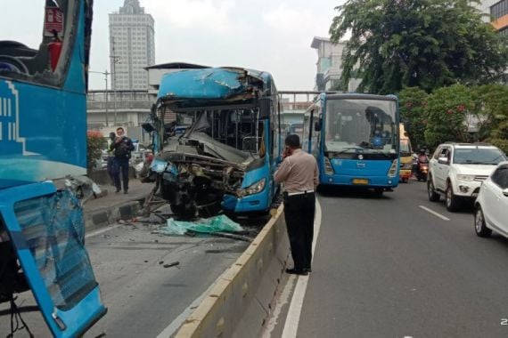 Detik-detik 2 Bus TransJakarta Bertabrakan, Korban Merasa Ada yang Janggal - JPNN.COM
