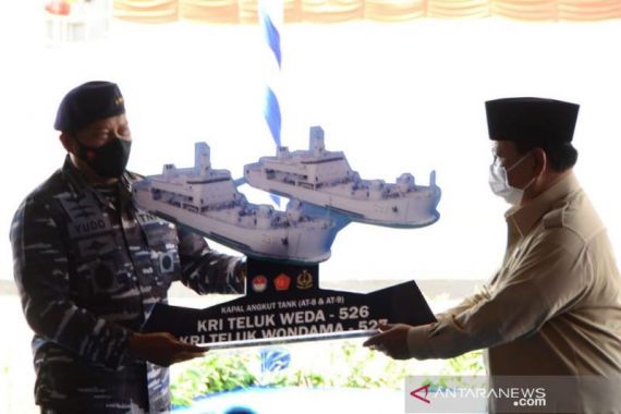 Menhan Prabowo Menyerahkan 2 Kapal Perang ke TNI AL - JPNN.COM