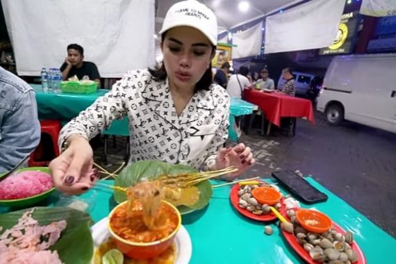 Nikita Mirzani Makan Sate di Pinggir Jalan, Pakai Piama Supermewah, Harganya Wow - JPNN.COM
