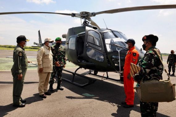 Lihat, Gaya Prabowo Saat Saksikan Penyerahan Helikopter di Skadron-11/Serbu - JPNN.COM