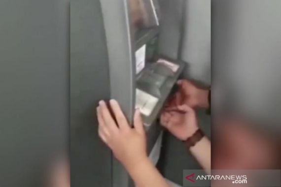 3 Pria yang Nekat Bobol Mesin ATM di Kompleks TNI Akhirnya Ditangkap - JPNN.COM