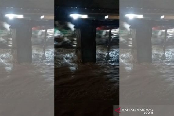 Malam Ini Banjir Melanda Banyumas dan Cilacap, Petugas Bersiaga - JPNN.COM