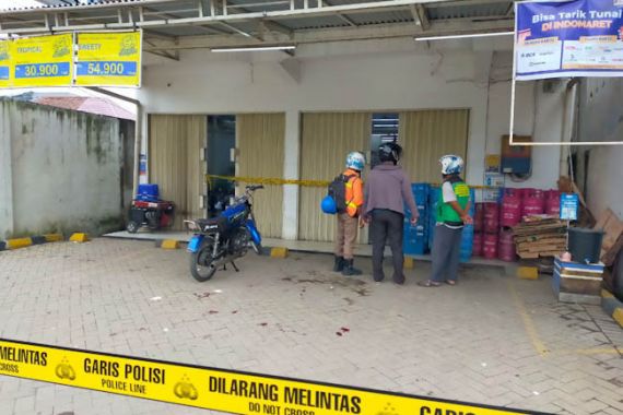 Minimarket yang Dekat Kantor Polisi Ini Disatroni Perampok, 2 Pelaku Sungguh Nekat - JPNN.COM