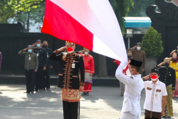 Ganjar Pranowo Gagah dengan Pakaian Adat Adat Aceh - JPNN.COM
