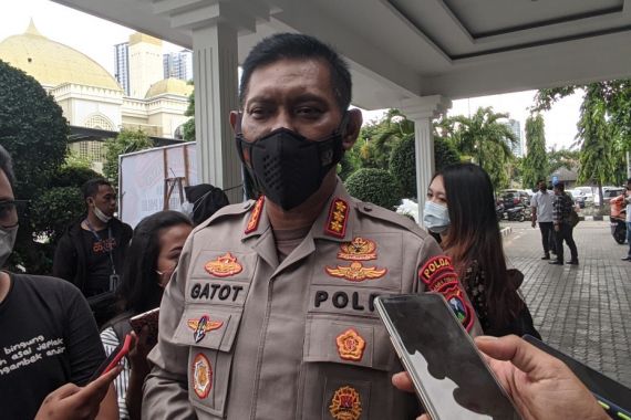 Antisipasi Penyebaran Omicron, Polisi Memperketat Pemeriksaan di Pintu Masuk Jatim - JPNN.COM