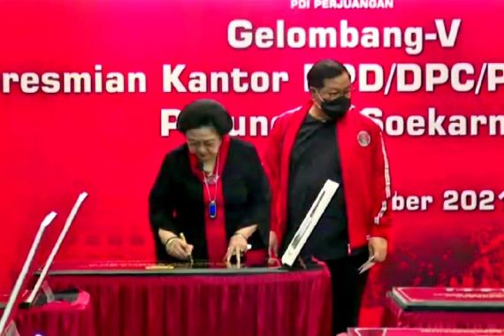 Momen Sumpah Pemuda, Megawati Meresmikan 16 Kantor Partai dan Patung Bung Karno - JPNN.COM