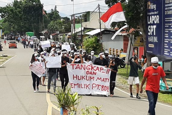 Ratusan Massa Desak Kapolda Sulut Tangkap Aktor Intelektual Tewasnya Warga Desa Toruakat - JPNN.COM