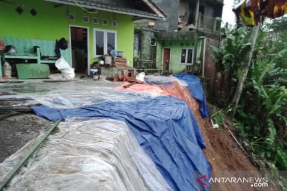 Dua Kampung di Sukabumi Diterjang Longsor - JPNN.COM