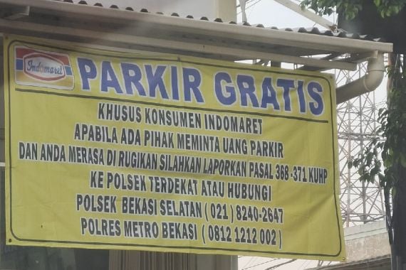 Viral Spanduk Parkir Gratis di Indomaret Bekasi, Simak Komentar YLKI - JPNN.COM