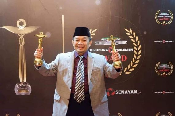 Fraksi PKS DPR Borong 2 Penghargaan  Teropong Democracy Award 2021 - JPNN.COM