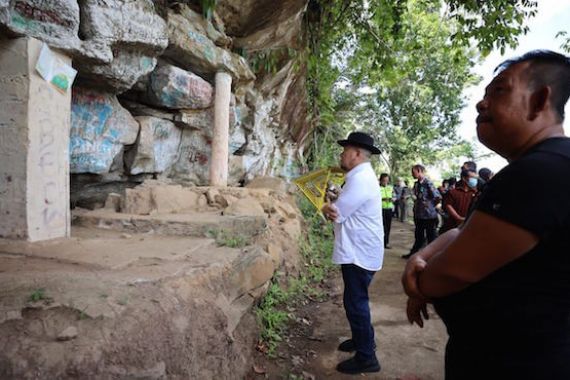 Lawang Kuari Punya Nilai Historis Tinggi tetapi Banyak Coretan Cat Semprot - JPNN.COM