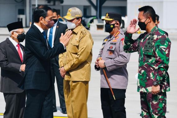 Sebelum Jokowi Meninggalkan Indonesia, Jenderal Andika Memberi Hormat di Bandara - JPNN.COM
