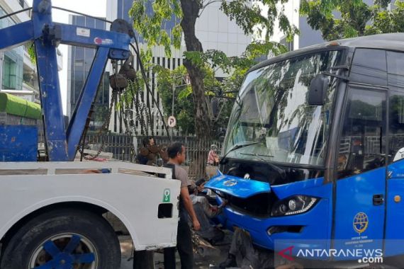Bus TransJakarta Kecelakaan, Tabrak Pembatas Jalan di Jakarta Selatan - JPNN.COM