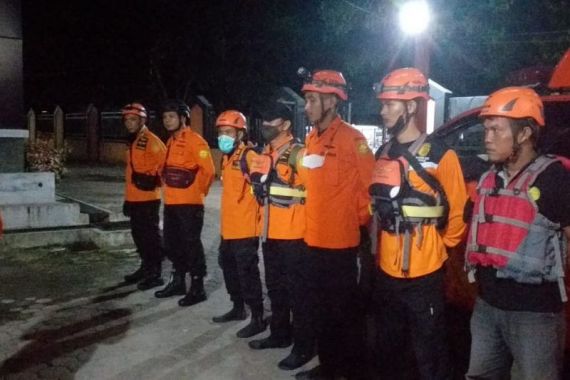 Mohon Doanya, Belasan Orang Terjebak Aliran Sungai di Padang - JPNN.COM