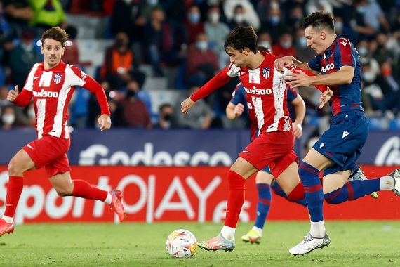 Levante vs Atletico Madrid: Los Rojiblancos Terlempar dari Empat Besar, Simeone Kena Kartu Merah - JPNN.COM