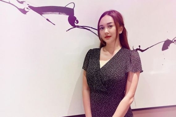 Aura Kasih Kembali Syuting, Lalu Bagaimana Nasib Sang Anak? - JPNN.COM
