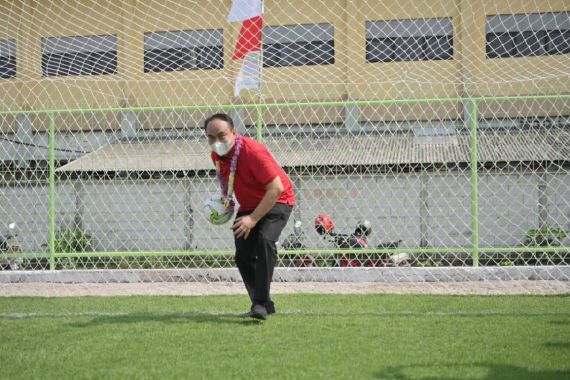 Wamendes Budi Arie Resmikan Stadion Mini Desa dengan Rumput Berstandar FIFA, Wow - JPNN.COM
