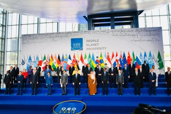 Berfoto dengan Pemimpin Negara Anggota G20, Jokowi Diapit Mario dan Sultan - JPNN.COM