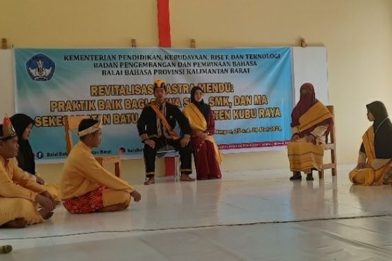 Bahasa Lokal Kalbar Makin Tergerus, Revitalisasi Sastra Mendu Digencarkan - JPNN.COM