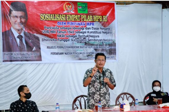 Fadel Muhammad Sosialisasikan Empat Pilar Kepada Pengemudi Bentor - JPNN.COM