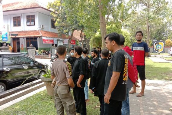 Kapolsek Membubarkan Acara di Gedung Serbaguna Satpol PP Tulungagung - JPNN.COM