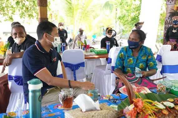 Respons Solutif Sandiaga Usai Mendengar Keluhan Perajin di Raja Ampat - JPNN.COM