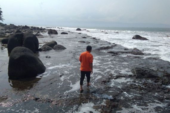 Siswa SD Hilang Tenggelam di Pantai Karangpapak Sukabumi - JPNN.COM