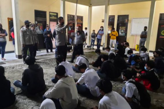 Bukannya Ikut Sekolah Tatap Muka, Puluhan Pelajar ini Malah Bawa Sajam untuk Tawuran - JPNN.COM