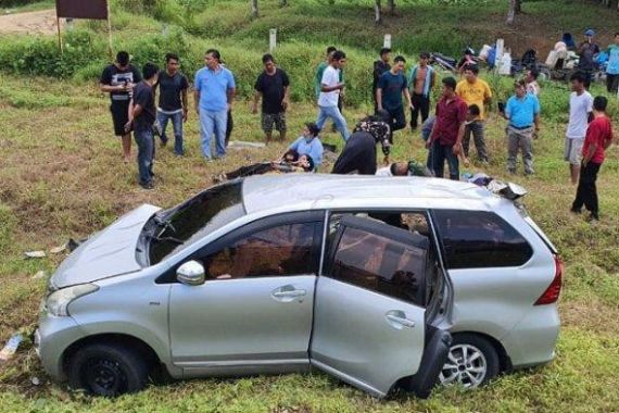 Kecelakaan Maut Avanza di Tol Tebingtinggi, Guru-Murid Tewas Mengenaskan, Lihat - JPNN.COM
