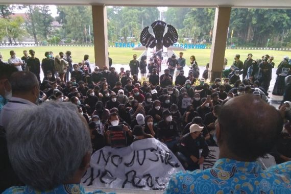 Gilang Endi Meninggal, Mahasiswa Demo Minta Rektorat UNS Bubarkan Menwa - JPNN.COM