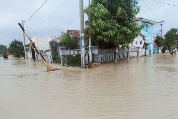 Karawang Diterjang Banjir, Ratusan Rumah Terendam - JPNN.COM