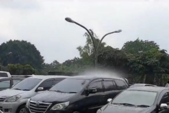 Hujan Hanya Mengguyur Sebuah Mobil di Area Parkir Hotel, Aneh, Lihat Fotonya - JPNN.COM