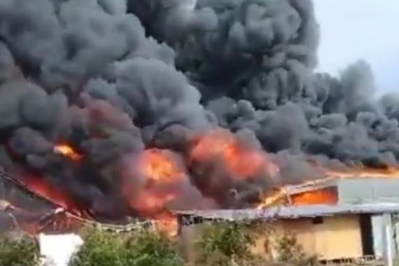 Pabrik Korek Api di Tangerang Terbakar, Lihat Fotonya - JPNN.COM