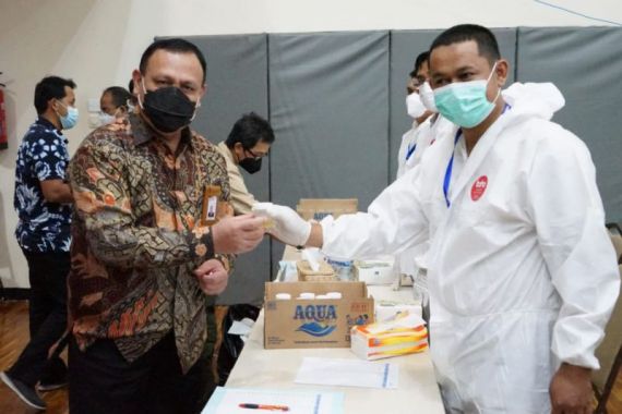 Firli Bahuri dan Nawawi Pomolango Serta Ratusan Pegawai KPK Jalani Tes Urine - JPNN.COM