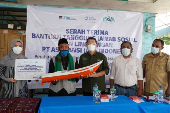 Badan Wakaf Al-Qur'an dan Jasindo Beri Bantuan Perahu Ketinting kepada Nelayan - JPNN.COM