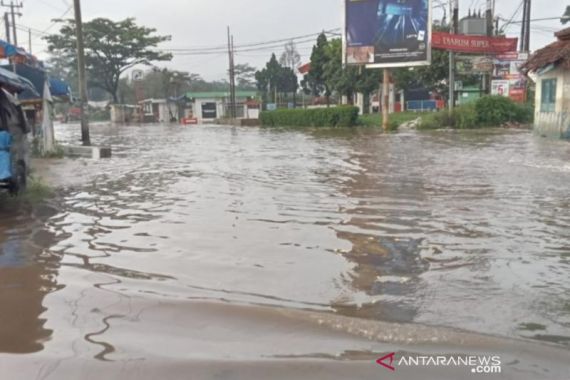 Bandung Selatan Banjir, Jalanan Tergenang, Warga Mengungsi - JPNN.COM