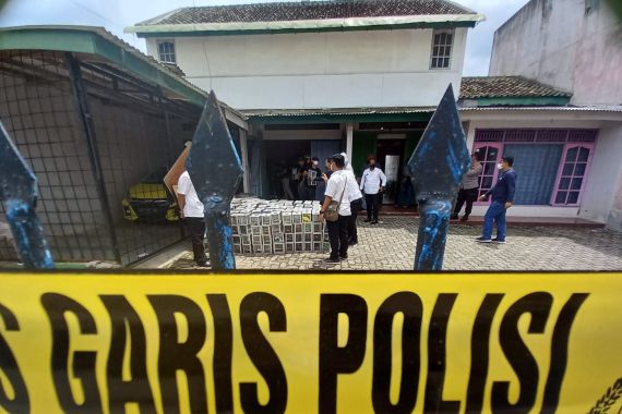 Tangkap Terduga Teroris di Lampung, Densus 88 Sita 791 Kotak Amal - JPNN.COM