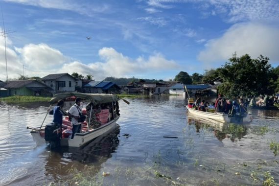 Silakan Amati, Bu Risma Ada di Perahu Itu - JPNN.COM