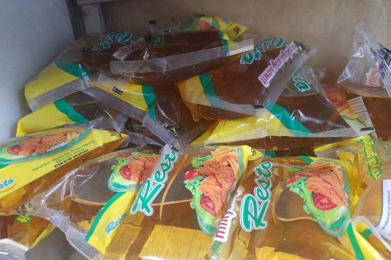 Stok Menipis, Harga Minyak Goreng di Kota Probolinggo Meroket - JPNN.COM