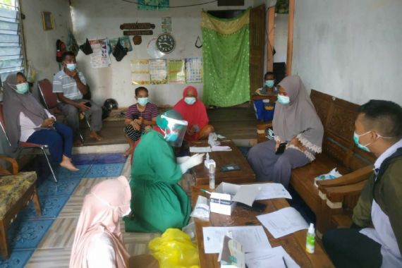 Perawat Trisnawati Bertugas Keliling ke 14 Desa, Berharap Diangkat PNS - JPNN.COM